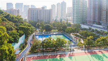 康宁道公园是在清拆观塘市中心的临时房屋区之后建成的绿化淨土，并设有多种运动设施。